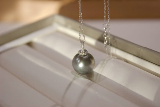 Tahitian Pearl Pendant Necklace 9-10mm in 18K gold (sliver color chain) with Real diamonds