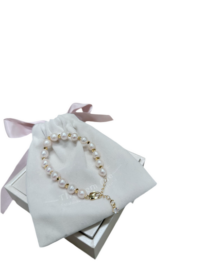 Classic Elegance Pearl Bracelet with Adjustable Gold Chain