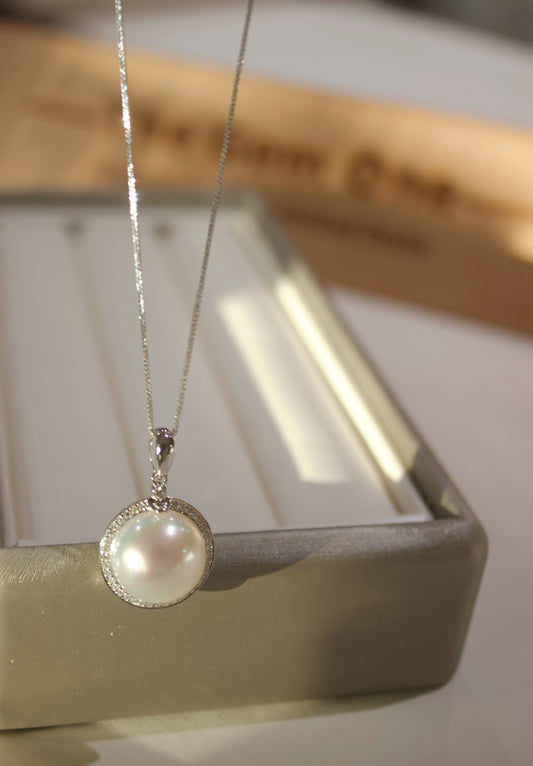 Timeless South Sea Pearl Necklace in 18K gold with Fine Diamonds 13-14mm